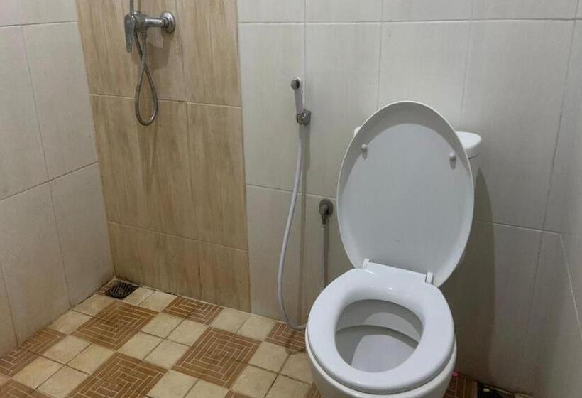 جناح ديلوكس, Capital O 90497 Navaya Guest House