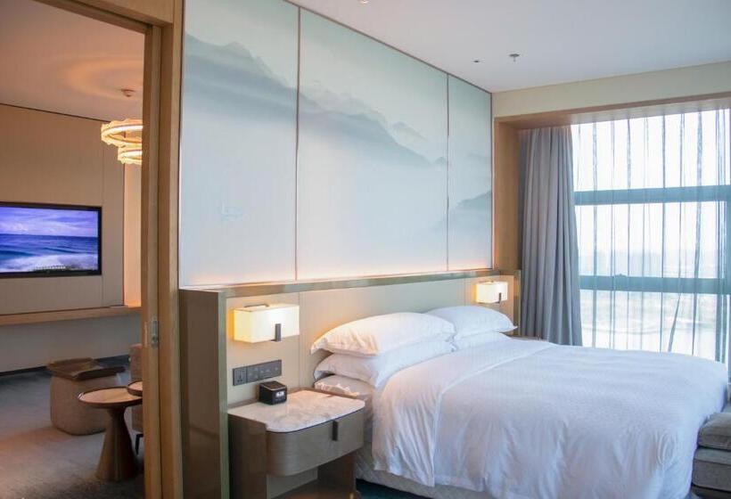 Люкс Повышенной Комфортности, Four Points By Sheraton Wuhan, Jiangxia