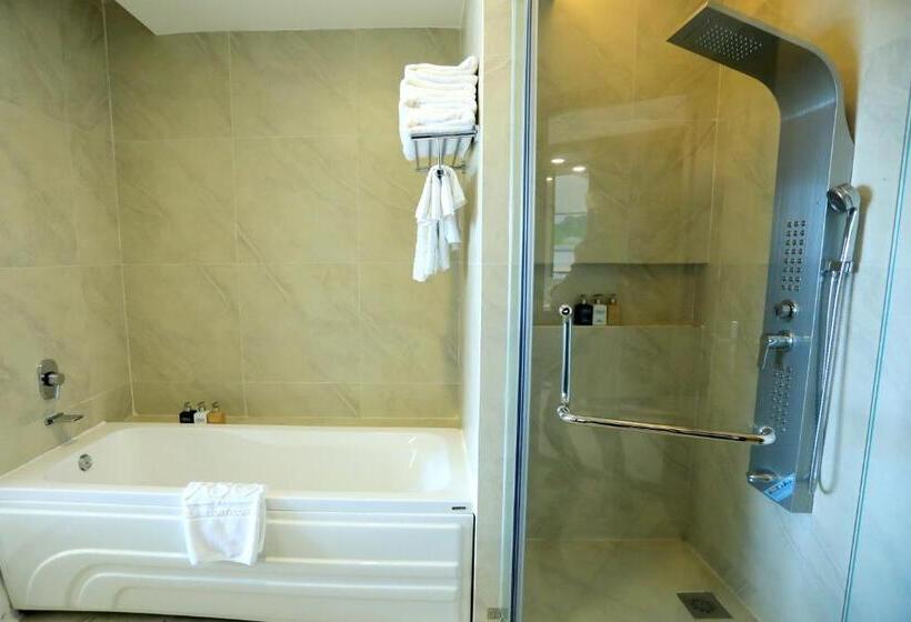 اتاق استاندارد چهارنفره با بالکن, Orson Hotel & Resort Con Dao