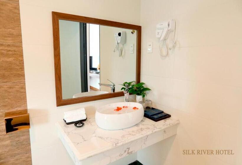 سوئیت با چشمانداز رودخانه, Silk River Hotel Ha Giang