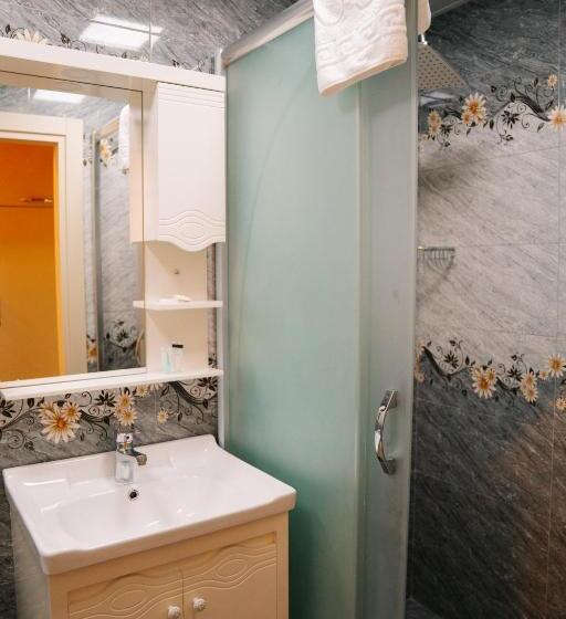 اتاق استاندارد, The Clocktower