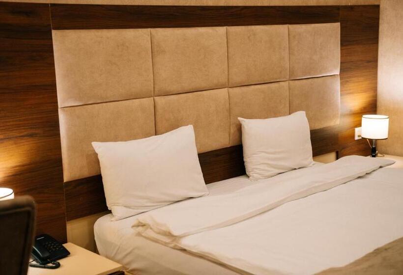 اتاق استاندارد, The Clocktower