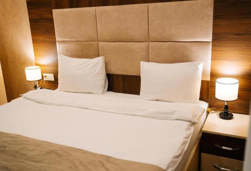 سوییت خانوادگی, The Clocktower