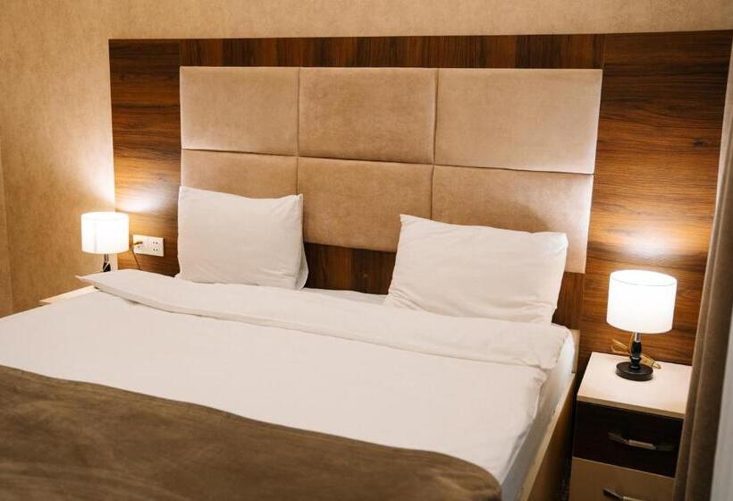 سوییت خانوادگی, The Clocktower