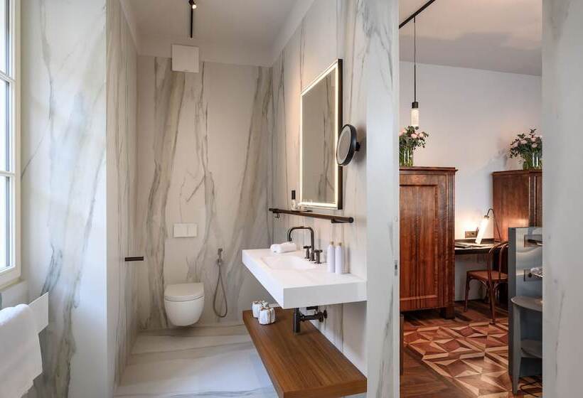 اتاق لوکس با بالکن, Zlata Ladjica Boutique