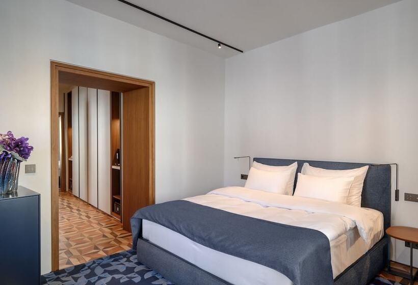 اتاق لوکس, Zlata Ladjica Boutique