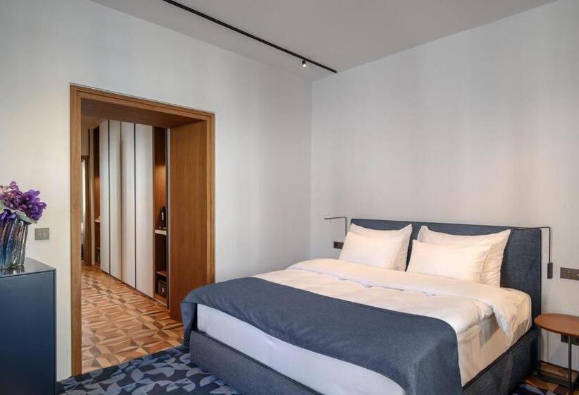 اتاق لوکس, Zlata Ladjica Boutique