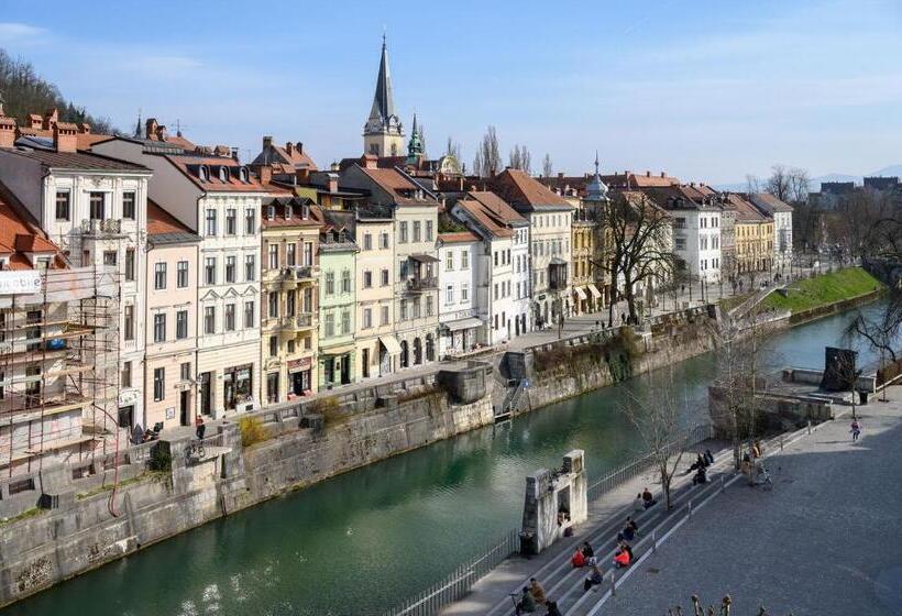 اتاق لوکس با بالکن, Zlata Ladjica Boutique