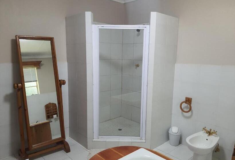 غرفة عائلية, Lord Fraser Guest House