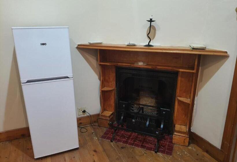 غرفة عائلية, Lord Fraser Guest House