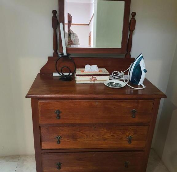 غرفة عائلية, Lord Fraser Guest House