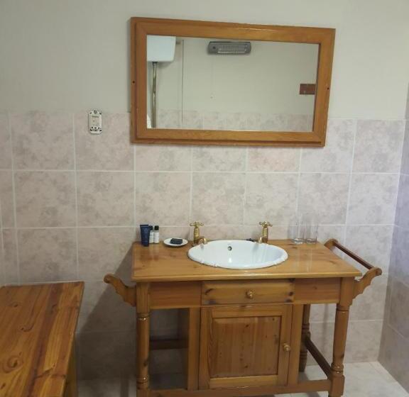 غرفة عائلية, Lord Fraser Guest House