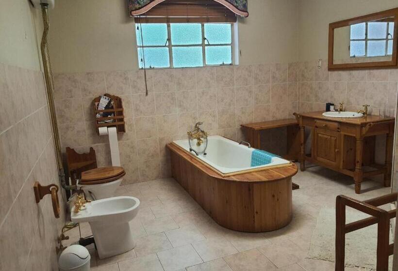 غرفة عائلية, Lord Fraser Guest House