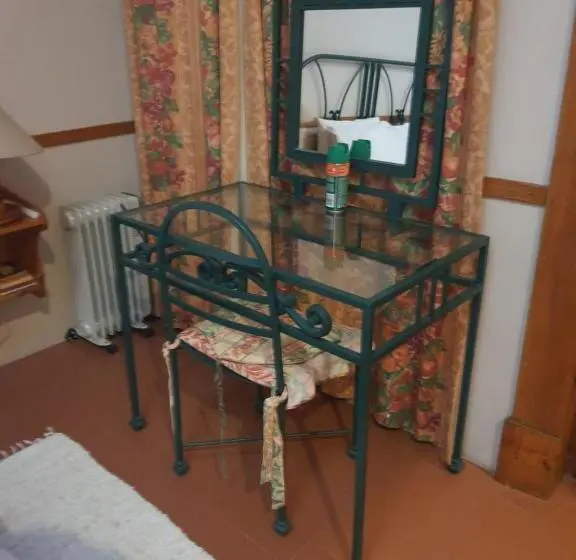 エコノミールーム, Lord Fraser Guest House