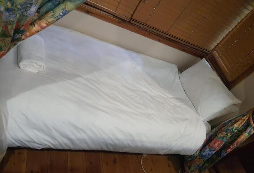 غرفة عائلية, Lord Fraser Guest House