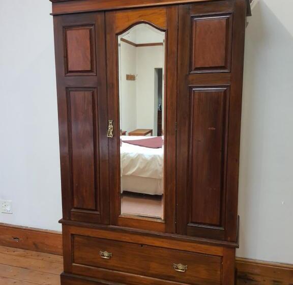 غرفة عائلية, Lord Fraser Guest House