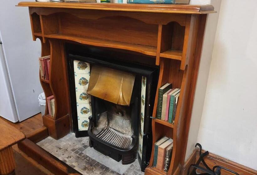 غرفة عائلية, Lord Fraser Guest House