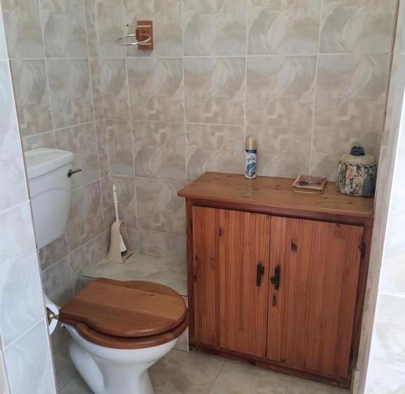 غرفة عائلية, Lord Fraser Guest House