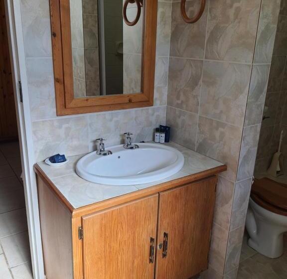 غرفة عائلية, Lord Fraser Guest House