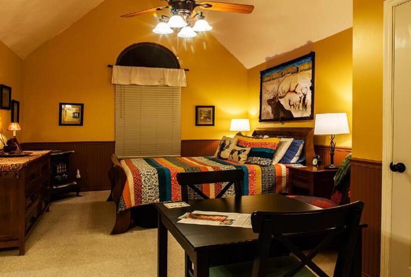 패밀리 스튜디오, 2 Cranes Inn   Zion