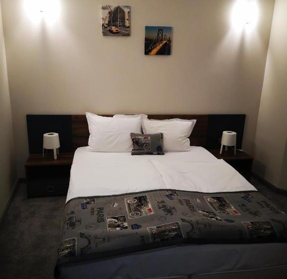 חדר סטנדרט נוף לגינה, Family Hotel Novel City