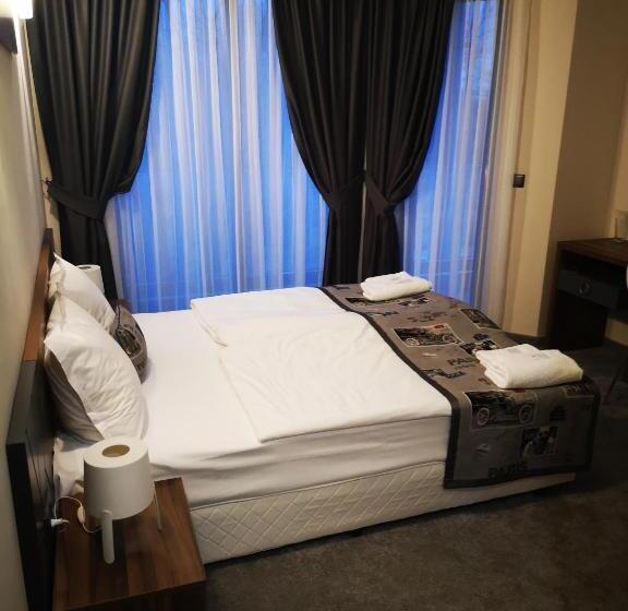 חדר סטנדרט נוף לגינה, Family Hotel Novel City