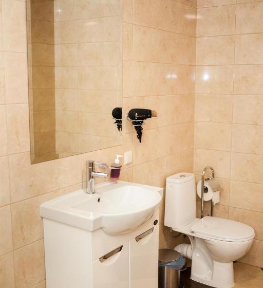 غرفة قياسية, Charivne Ozero