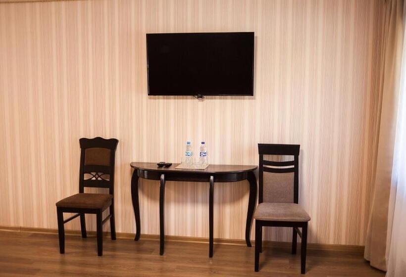 חדר סופריור, Charivne Ozero