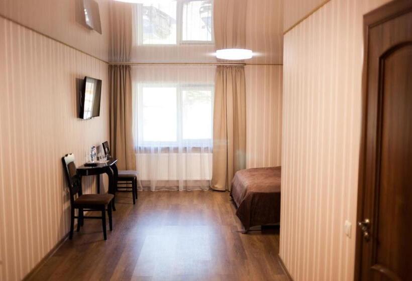 חדר סופריור, Charivne Ozero