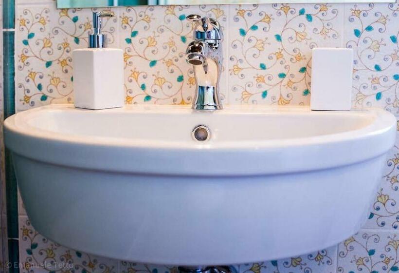 חדר משפחתי, La Collina Degli Ulivi