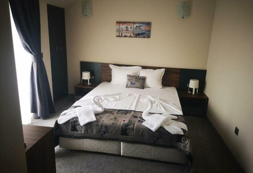 חדר סטנדרט נוף לגינה, Family Hotel Novel City