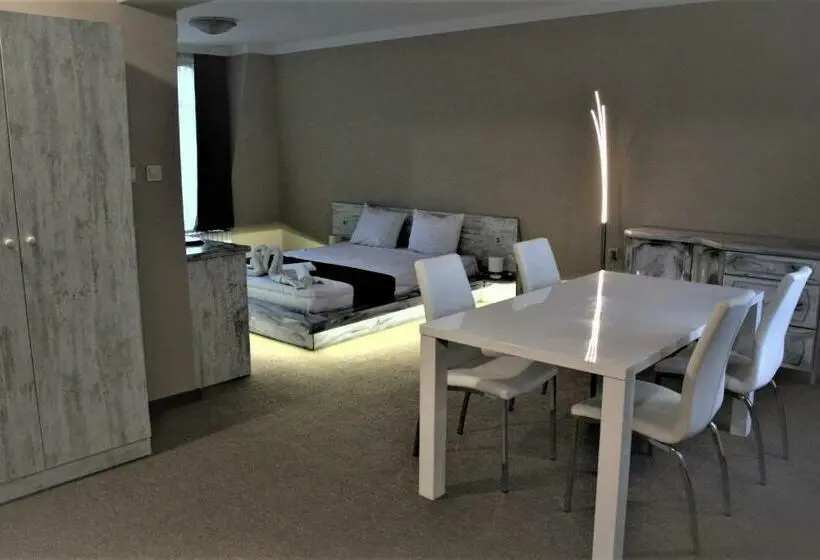 ファミリールーム, Oppium Restaurant & Garden