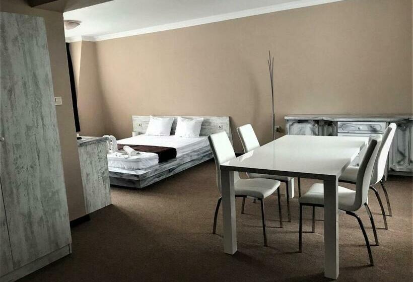 ファミリールーム, Oppium Restaurant & Garden