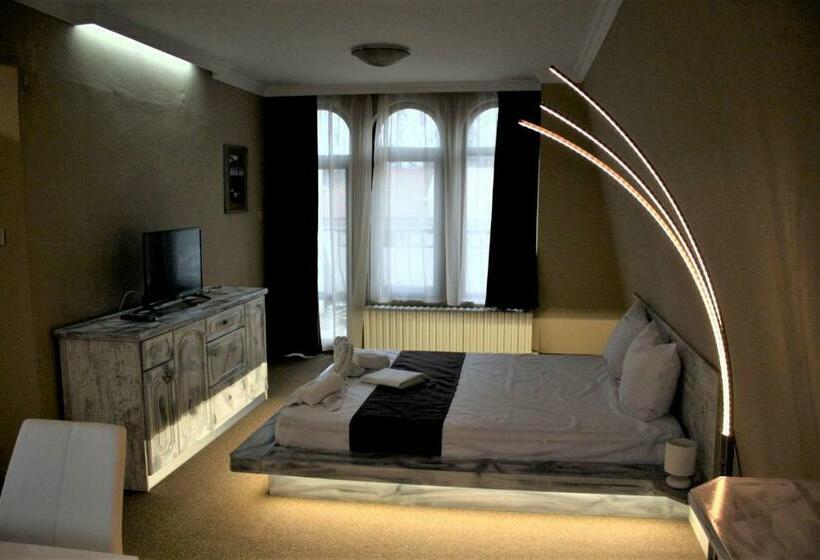 ファミリールーム, Oppium Restaurant & Garden