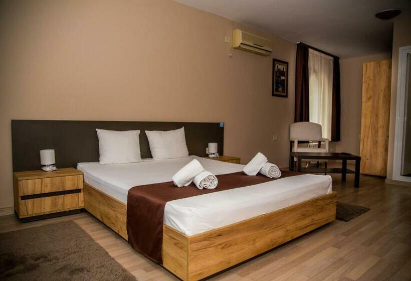 ファミリールーム, Oppium Restaurant & Garden