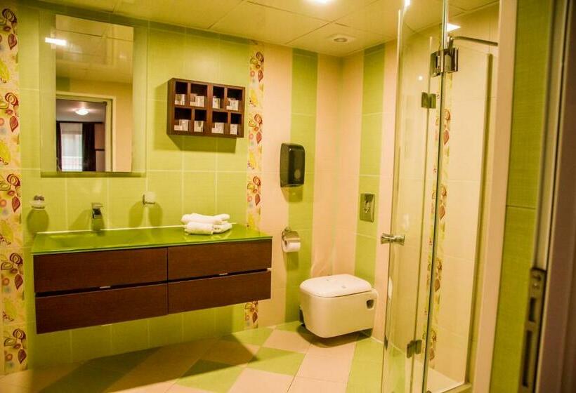 ファミリールーム, Oppium Restaurant & Garden