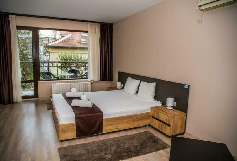 ファミリールーム, Oppium Restaurant & Garden