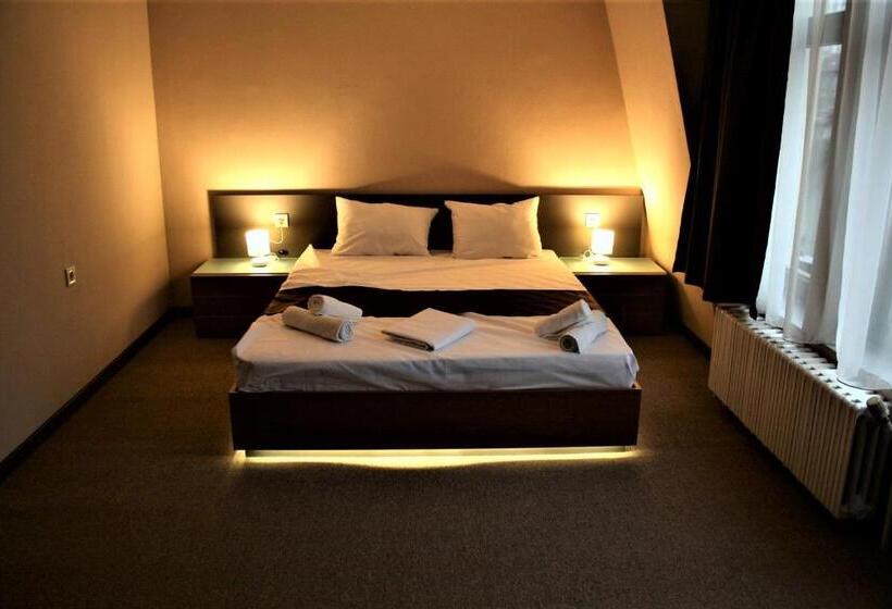 ファミリールーム, Oppium Restaurant & Garden