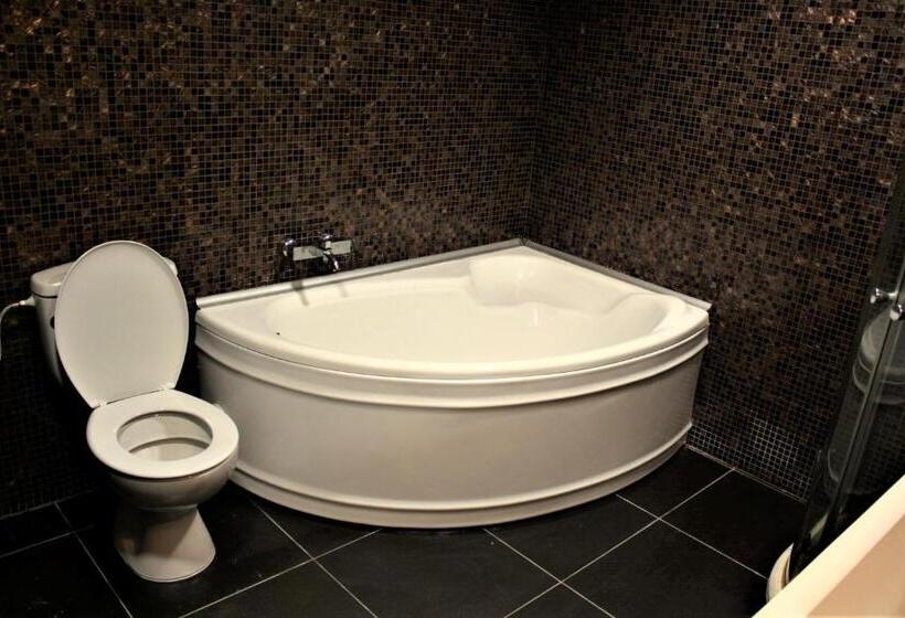 ファミリールーム, Oppium Restaurant & Garden