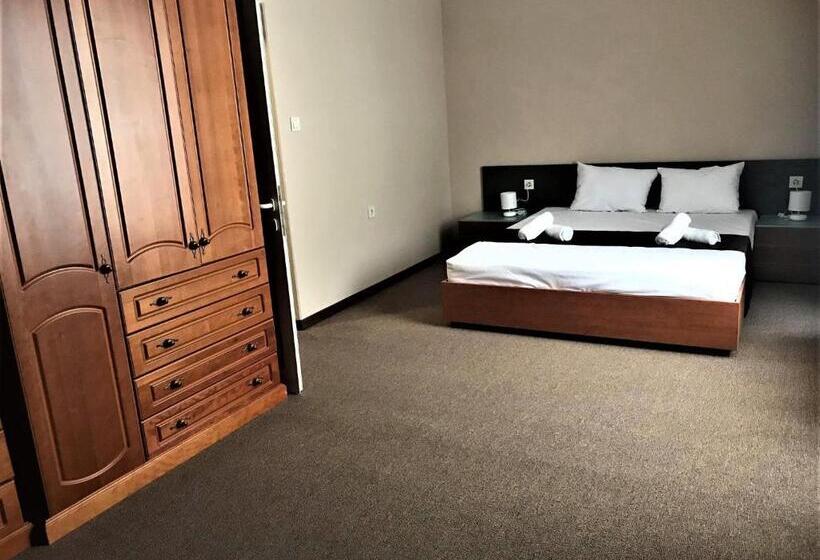 ファミリールーム, Oppium Restaurant & Garden