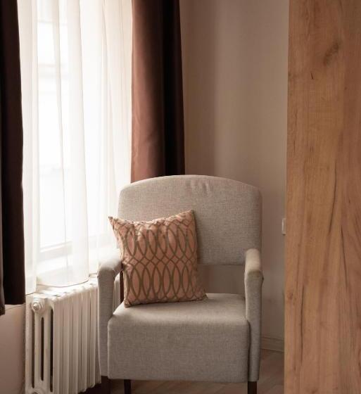 デラックスファミリールーム, Oppium Restaurant & Garden