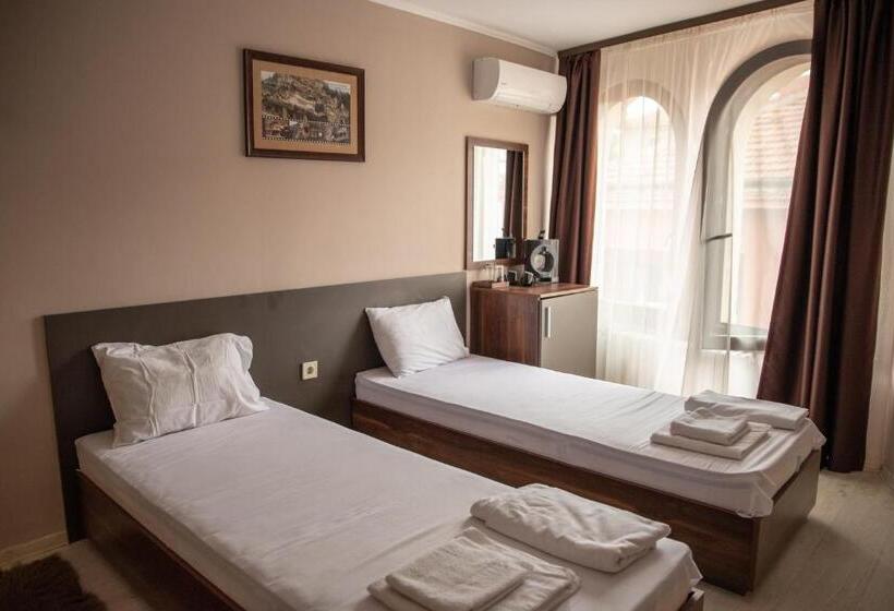 エコノミールーム, Oppium Restaurant & Garden