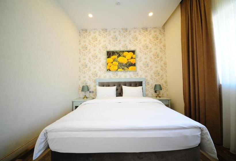 Suite with lake view, Macara Village Resort