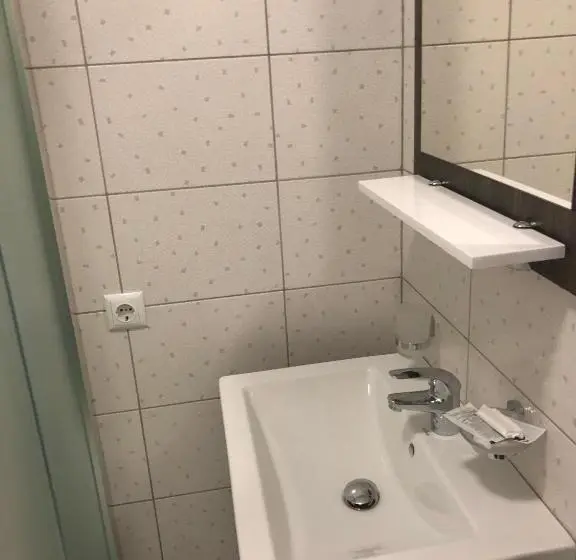 Deluxe Rum, Motel