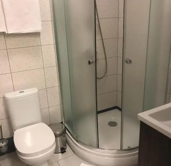 Deluxe Rum, Motel