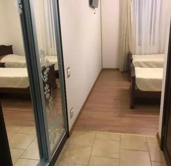 Deluxe Rum, Motel