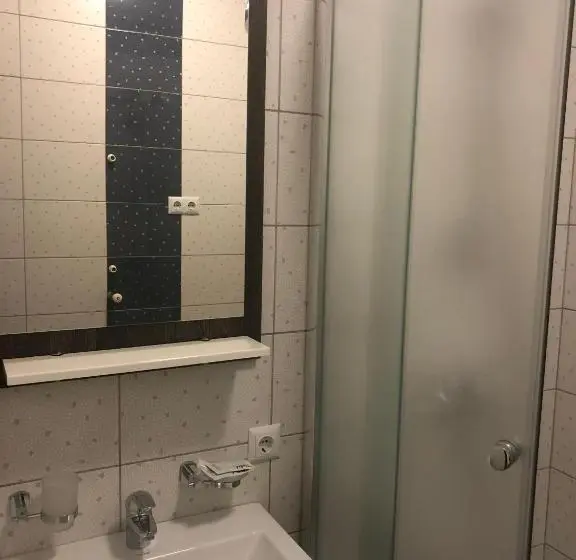 Deluxe Rum, Motel