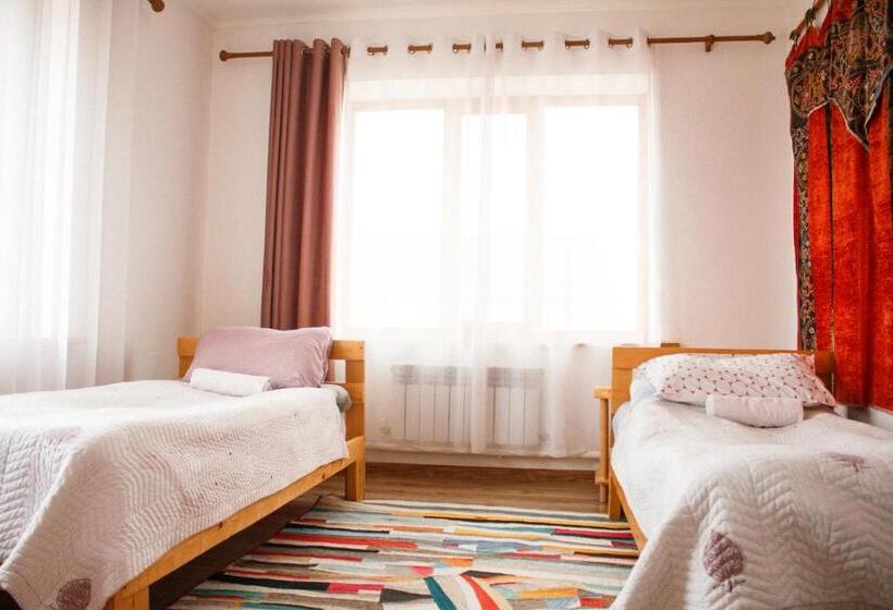 اتاق کلاسیک سه تخته, Guest House Altyn Oimok