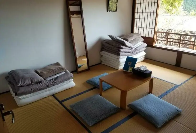 バスルーム共有のトリプルスタンダード, Guesthouse En