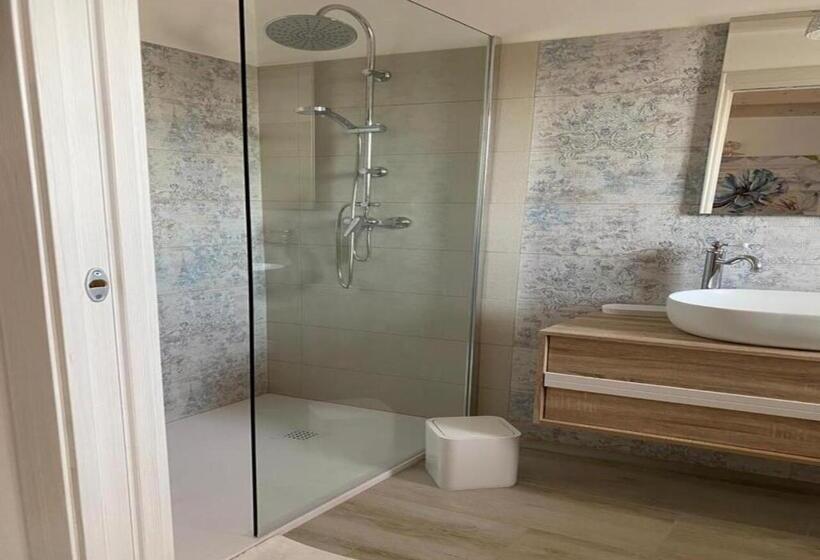 高级三人间, Camere Marisol